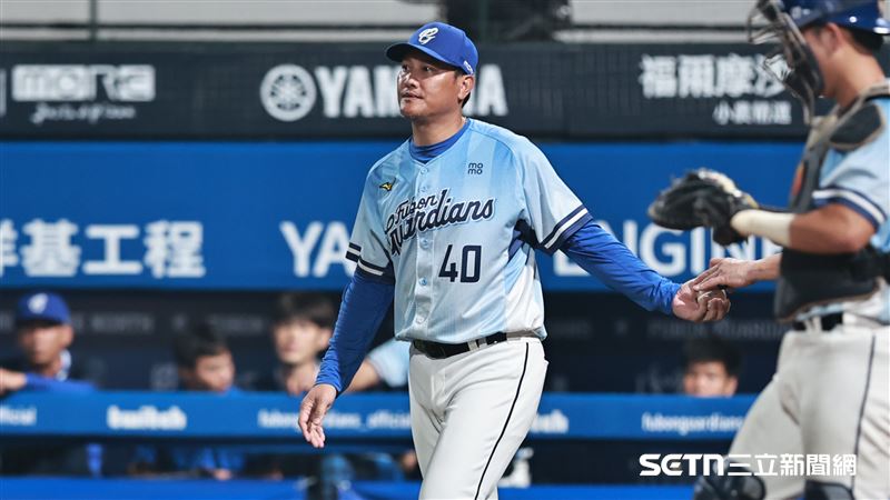 富邦悍將原投手教練郭勇志,轉任牛棚教練。(圖/記者劉彥池攝影)