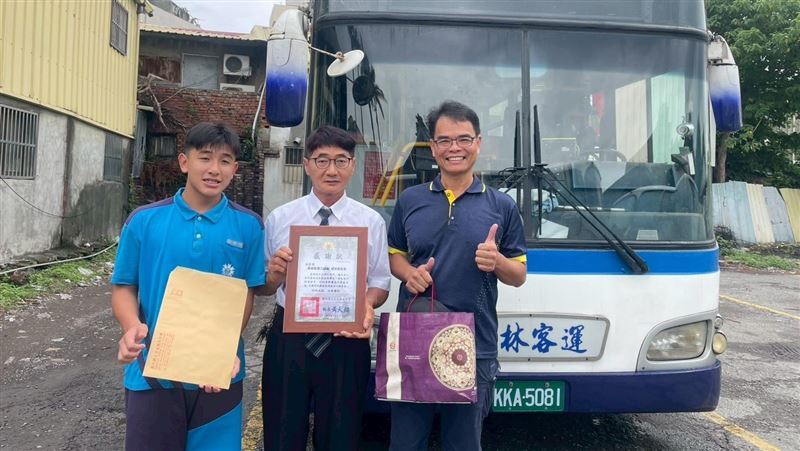 歐姓國三生畢業前夕特別送感謝卡給暖心司機。（圖／翻攝自芳苑國中臉書）