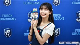 ▲Fubon Angels成員慈妹撞臉玩偶「拉布布」。（圖／記者劉彥池攝影）