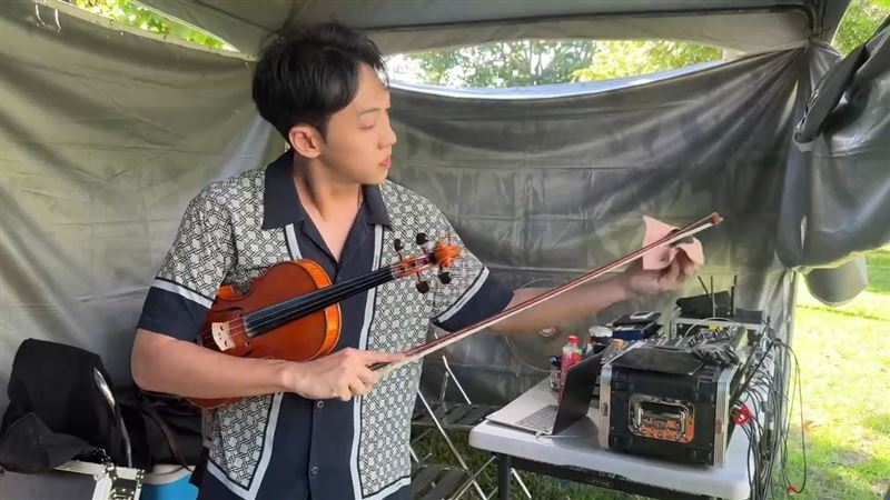 林子安在後台準備公益演出。(圖/翻攝畫面)