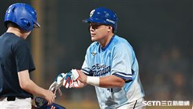 ▲中職36年例行賽，富邦悍將捕手張進德代打敲安。（圖／記者劉彥池攝影）