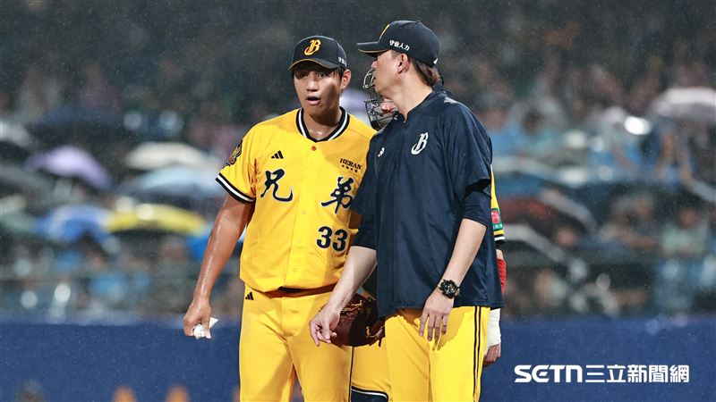 中信兄弟先發投手鄭浩均換球時，意外將球丟到悍將休息室。（圖／記者劉彥池攝影）