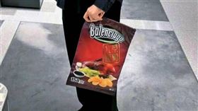 巴黎世家配合北京分店開幕，推出「北京烤鴨包」限量20個，售價要人民幣15500元（約新台幣65550元），引發全網熱議。（圖／翻攝自微博）