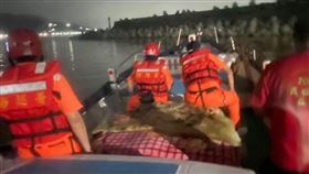 ▲「萬O168」漁船擱淺，成功完救43人。（圖／翻攝畫面）