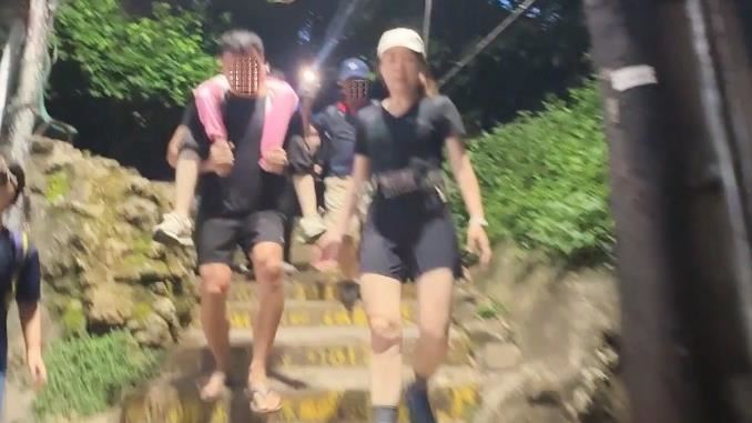 身體不適婦人由山友、雲豹工作隊、警消合力救援下山。(圖/宋德威提供)