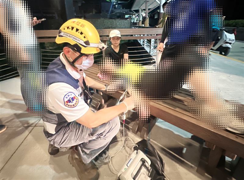 警消給予適當處置後送醫治療。(圖/翻攝畫面)