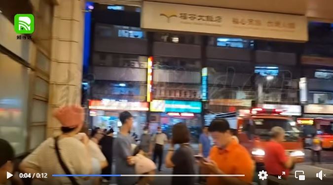 遊客們逃到飯店外。（圖／翻攝自記者爆料網）