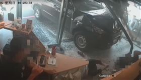 坐在玻璃窗前等早餐的母女首當其衝，被撞飛骨折、氣胸。（圖／翻攝畫面）