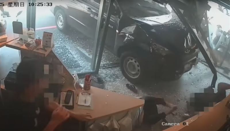 坐在玻璃窗前等早餐的母女首當其衝,被撞飛骨折、氣胸。(圖/翻攝畫面)