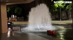 大量噴出的自來水形成巨大的噴泉。（圖／翻攝畫面）