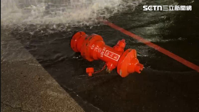 台中消防栓遭撞斷。（圖／翻攝畫面）