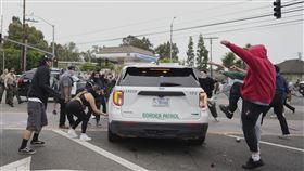 ▲美國移民當局日前在加州洛杉磯發動搜查、逮捕疑似非法移民引發群眾抗議。（圖／美聯社／達志影像）