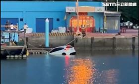 下車講電話下1秒哭了…目睹愛車倒車墜海(圖/翻攝畫面)