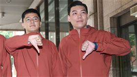 罷免吳沛憶、吳思瑤團體二階領表（1）罷免民進黨立委吳沛憶與吳思瑤團體先前經補件後通過一階提議階段，8日赴中選會領取第二階段連署人名冊格式，國民黨青年軍賴苡任（右1）、劉思吟（左2）、滿志剛（中）與罷免吳沛憶領銜人李孝亮（右2）等比倒讚宣示罷免決心。中央社記者吳家昇攝  114年4月8日