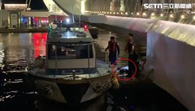 男子被救上岸後，依舊很醉，趴睡在平台上叫不醒。（圖／翻攝畫面）