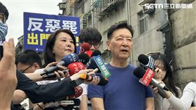 中廣前董事長趙少康今（8）日陪同國民黨立委王鴻薇掃街前受訪。（圖／記者詹宜庭攝影)