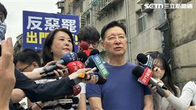 中廣前董事長趙少康今（8）日陪同國民黨立委王鴻薇掃街前受訪。（圖／記者詹宜庭攝影)