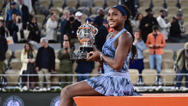 美國網球女將葛芙（Coco Gauff），拿下法國公開賽大滿貫金盃。（圖／美聯社／達志影像）