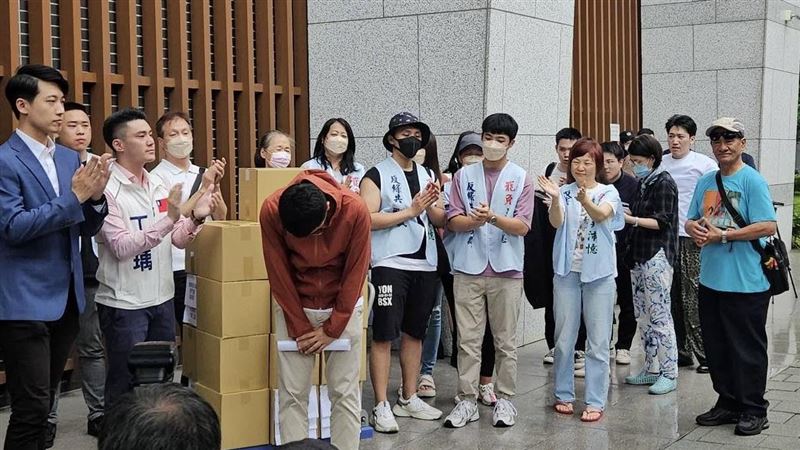 她揪疑點：李孝亮記者會連擺拍都不認真