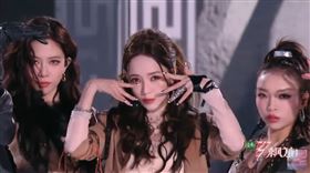 ▲侯佩岑在〈十面埋伏〉擔任C位，開場特寫鏡頭驚艷全場。（圖／翻攝自乘風2025 Ride the Wind YT）