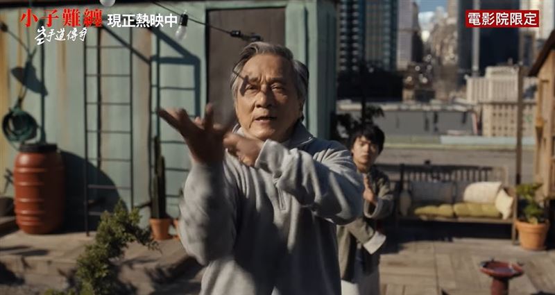 成龍主演的好萊塢動作片近日上映。(圖/翻攝自Sony Pictures 索尼影業 YT)