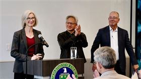 ▲諾貝爾獎得主與 CRISPR 基因編輯技術先驅 Jennifer Doudna（圖左）在美國加州柏克萊發表演說（右起為戴爾科技集團資深副總裁暨資深技術研究員 Paul Perez、NVIDIA 創辦人暨執行長黃仁勳）。（圖／ＮVIDIA提供） 