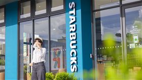 星巴克於台南台江文化中心對側，以波光粼粼藍綠色外觀如同台江濕地風景打造「台南台江門市」。（圖／品牌業者提供）