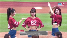 ▲味全龍開場舞音樂放錯，小龍女傻站1分鐘取消演出。（圖／翻攝自CPBLTV）