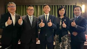 ▲國泰投信迎接局勢多變的下半年，董事長張錫(中)親自領軍，與總經理張雍川(左二)、發言人吳惠君(右二)、全球經濟與策略研究處副總經理王誠宏(左一)及量化投資部協理游日傑(右一)精闢解析國際總體經濟、台股展望。（圖／國泰投信提供） 