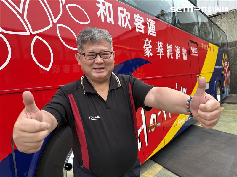 台中市161路公車駕駛黃冠瑋，笑起來像「標哥」親和力十足，是乘客按讚的暖心駕駛。（圖／翻攝畫面）