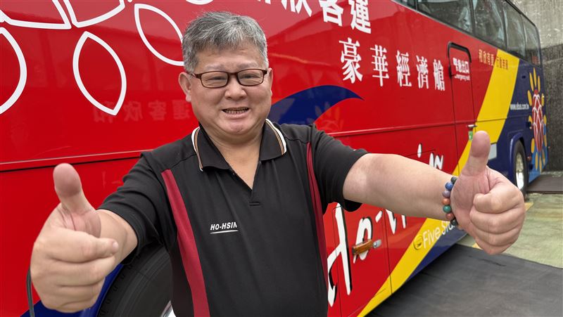 「標哥」轉行開公車?!明星臉暖舉民眾讚