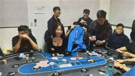 新北市永和警分局日前在中和路一處大樓查獲德州撲克賭場，當場逮捕林姓負責人（34歲）、女荷官、2名工作人員及9名賭客，全案依賭博等罪嫌法辦。林姓負責人聘用身材姣好、貌美年輕正妹當荷官，藉此吸引賭客上門，有賭客私下透露，玩牌輸錢贏錢沒印象，只記得荷官胸部很大，其他都忘了。
