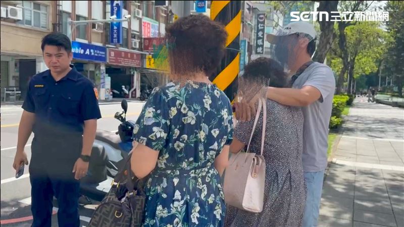 停放在車格內的機車，如保齡球般全倒，76歲肇事劉婦嚇哭。（圖／翻攝畫面）