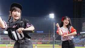 廉世彬（中）動紫趴被籃籃（左）cue上台跳舞。（圖／樂天桃猿提供）