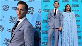 ▲湯姆希德斯頓老婆扎威挺著孕肚，陪伴他出席活動。（圖／翻攝自IG @twhiddleston）