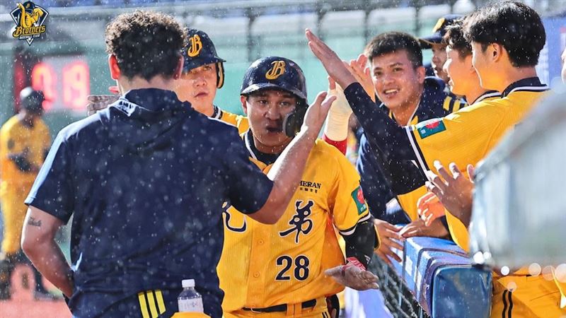 中信兄弟張仁瑋賽前主動向平野惠一請教。(圖/中信兄弟提供)