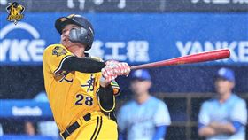 ▲中信兄弟張仁瑋得知界外球擊中小球迷錯愕內疚。（圖／中信兄弟提供）