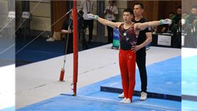 台灣男子競技體操好手唐嘉鴻在2025體操亞洲錦標賽單槓決賽，以高難度動作拿下15.233分，奪下亞錦賽生涯首金。（圖／體操代表隊教練團提供）