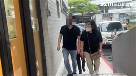 ▲劉男家屬抵達懷愛館參與檢方相驗。（圖／翻攝畫面）