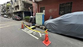 婦人墜樓後命危由救護車送醫搶救。（圖／翻攝畫面）