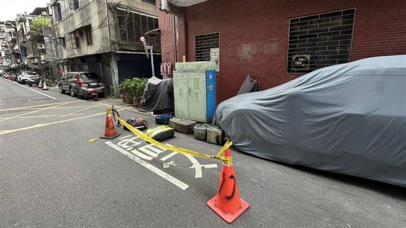 婦人墜樓後命危由救護車送醫搶救。（圖／翻攝畫面）