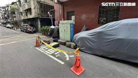 ▲新北紀姓老婦從高處墜落，倒臥在龍濱路上。（圖／翻攝畫面）