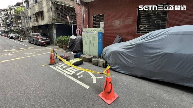 新北紀姓老婦從高處墜落，倒臥在龍濱路上。（圖／翻攝畫面）