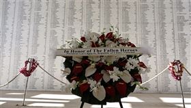 參觀亞利桑納號戰艦　賴總統致贈花圈總統賴清德首度出訪友邦，過境夏威夷時前往美國海軍亞利桑納號戰艦紀念館默哀、致敬花圈與獻花。中央社記者翁睿坤攝  113年12月1日