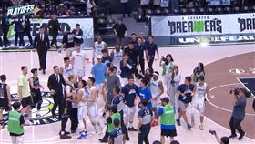 ▲高雄全家海神靠著外線爆發險勝福爾摩沙夢想家，系列賽以4比1晉級冠軍戰，但賽後卻一度出現大場面。（圖／擷取自TPBL YT頻道） 