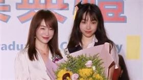 ▲前美女主播蕭彤雯大女兒高中畢業。（圖／翻攝臉書蕭彤雯