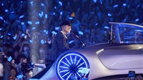 林俊傑超跑開進大巨蛋（圖／翻攝自臉書）