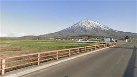 日本北海道電視台報導，疑似中國人在羊蹄山山腳下違法建造別墅。圖為羊蹄山。（圖取自Google地圖網頁google.com/maps）