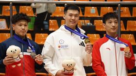 體操亞錦賽  唐嘉鴻單槓成功奪金（1）「亞洲貓王」唐嘉鴻（中）出征2025亞洲體操錦標賽，8日在男子單槓決賽以最高難度分成功拿下金牌，完成生涯另一個里程碑。（台灣體操代表隊提供）中央社記者黎建忠傳真  114年6月8日