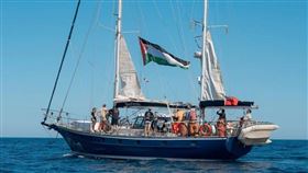 瑞典「環保少女」童貝里等12名倡議人士乘船前往加薩，欲進行人道救援。（圖取自instagram.com/gretathunberg/）